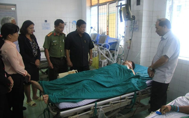 Lãnh đạo thành phố Kon Tum tới thăm Thiếu úy Vương Hoàng Giáp tại bệnh viện. Lãnh đạo thành phố Kon Tum tới thăm Thiếu úy Vương Hoàng Giáp tại bệnh viện.