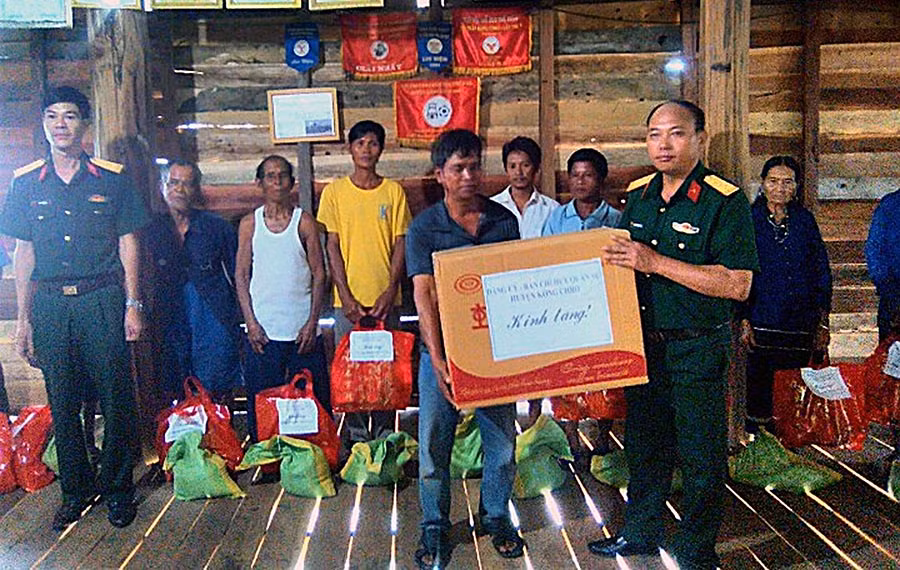 Tặng quà cho hộ nghèo nhân dịp lễ, Tết. Ảnh: H.T