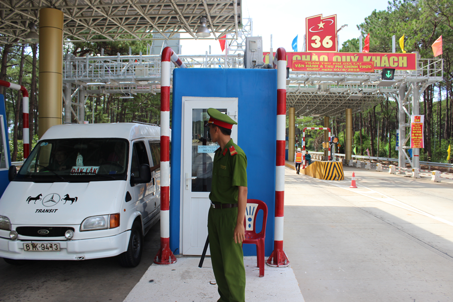 Phương tiện lưu thông qua Trạm thu phí quốc lộ 19 đoạn qua địa phận Gia Lai. Ảnh: T.U Phương tiện lưu thông qua Trạm thu phí quốc lộ 19 đoạn qua địa phận Gia Lai. Ảnh: T.U