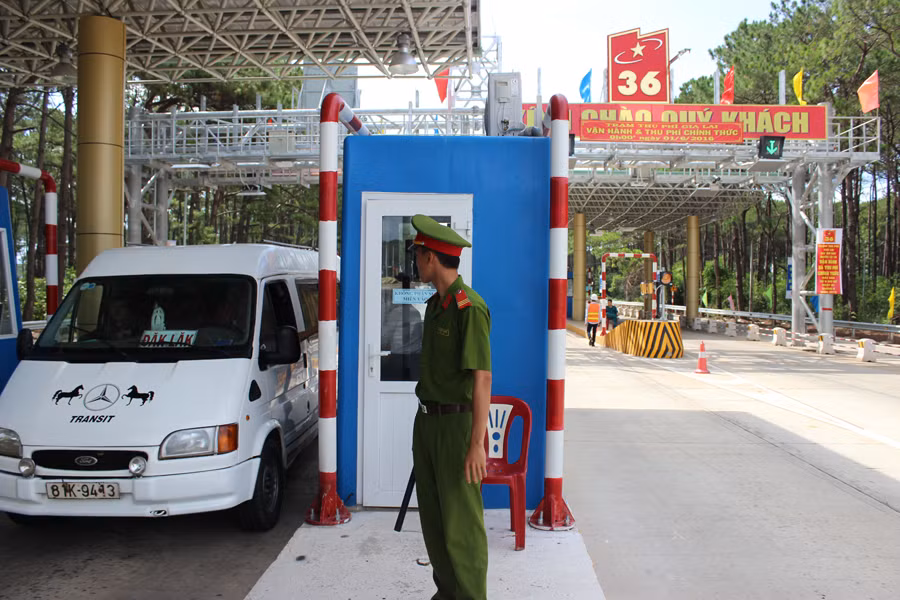 Phương tiện lưu thông qua Trạm thu phí quốc lộ 19 đoạn qua địa phận Gia Lai. Ảnh: T.U