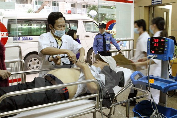 Nhân viên y tế cấp cứu cho bệnh nhân. Nhân viên y tế cấp cứu cho bệnh nhân.