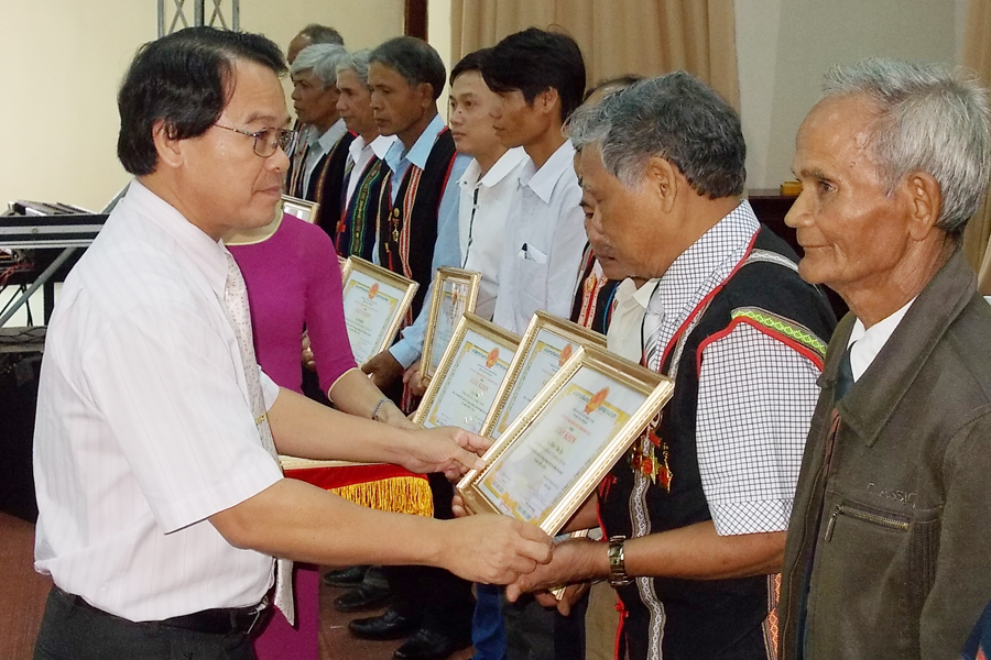 Thành ủy Pleiku khen thưởng những điển hình học tập và làm theo gương Bác. Ảnh: T.N Thành ủy Pleiku khen thưởng những điển hình học tập và làm theo gương Bác. Ảnh: T.N