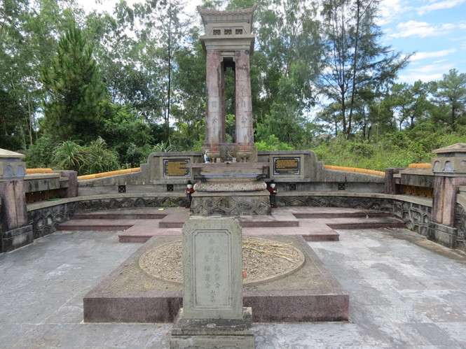 Nấm mộ chung với tấm bia bằng chữ Hán ghi tên hai nhà yêu nước Thái Phiên và Trần Cao Vân