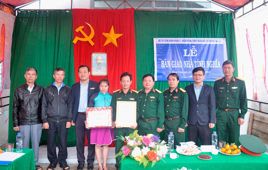 Gia đình Thiếu tá Nguyễn Trọng Giáp nhận quyết định trao tặng nhà tình nghĩa. Ảnh: Xuân Tính Gia đình Thiếu tá Nguyễn Trọng Giáp nhận quyết định trao tặng nhà tình nghĩa. Ảnh: Xuân Tính