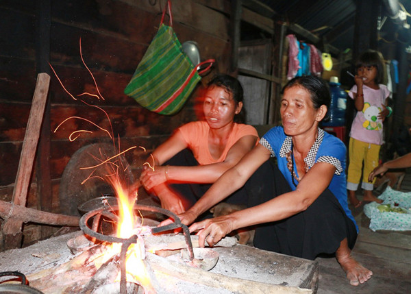 Do quá nghèo nên hai chị em Rơ Ô H’plút không dám “bắt chồng”.  Do quá nghèo nên hai chị em Rơ Ô H’plút không dám “bắt chồng”.
