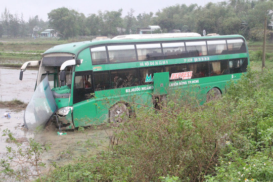 Phần đầu xe khách bị hư hỏng nặng Phần đầu xe khách bị hư hỏng nặng