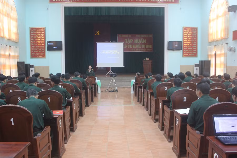 Các học viên tham gia học lớp tập huấn sơ cấp cứu và điều trị bỏng. Ảnh: A.H