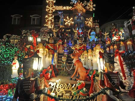 Dyker Heights thuộc Brooklyn, New York (Mỹ) là một khu vực quanh năm yên tĩnh và thân thiện nhưng cứ đến Giáng sinh lại như thay đổi hoàn toàn diện mạo. Truyền thống trang trí lộng lẫy mùa Giáng sinh ở Dyker Heights bắt đầu từ năm 1984 và ngày càng nhiều gia đình tham gia trang hoàng nhà cửa vào dịp lễ này, thậm chí còn cạnh tranh xem ai làm lộng lẫy hơn.