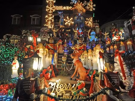Dyker Heights thuộc Brooklyn, New York (Mỹ) là một khu vực quanh năm yên tĩnh và thân thiện nhưng cứ đến Giáng sinh lại như thay đổi hoàn toàn diện mạo. Truyền thống trang trí lộng lẫy mùa Giáng sinh ở Dyker Heights bắt đầu từ năm 1984 và ngày càng nhiều gia đình tham gia trang hoàng nhà cửa vào dịp lễ này, thậm chí còn cạnh tranh xem ai làm lộng lẫy hơn.