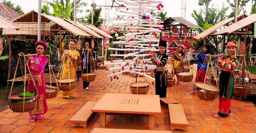 Phiên chợ đông Nhà Tôi tràn ngập màu sắc Giáng sinh. Ảnh: N.G