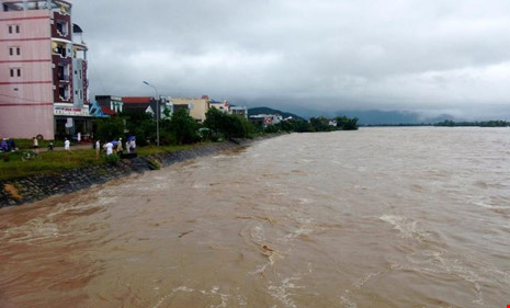 Lũ đang lên nhanh, dâng cao trên sông Kôn đoạn qua thị trấn Phú Phong, huyện Tây Sơn (Bình Định). Lũ đang lên nhanh, dâng cao trên sông Kôn đoạn qua thị trấn Phú Phong, huyện Tây Sơn (Bình Định).