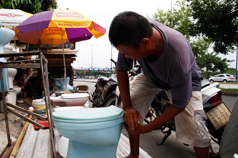 Tuy nhiên, nghề này còn đối diện với nhiều rủi ro về sức khoẻ từ các bồn cầu cũ.