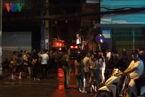 Ngôi nhà phát hỏa nằm trong một con hẻm trên đường Lê Văn Sỹ, quận 3, TP. HCM. Ngôi nhà phát hỏa nằm trong một con hẻm trên đường Lê Văn Sỹ, quận 3, TP. HCM.