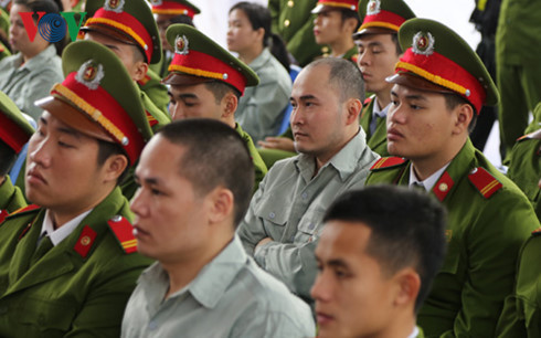 Bị cáo Hoàng Văn Tiến (khoanh tay, hàng ghế 2) với vai trò đầu vụ trong vụ án ma tuý "khủng" xuyên quốc gia Bị cáo Hoàng Văn Tiến (khoanh tay, hàng ghế 2) với vai trò đầu vụ trong vụ án ma tuý