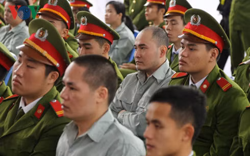 Bị cáo Hoàng Văn Tiến (khoanh tay, hàng ghế 2) với vai trò đầu vụ trong vụ án ma tuý 