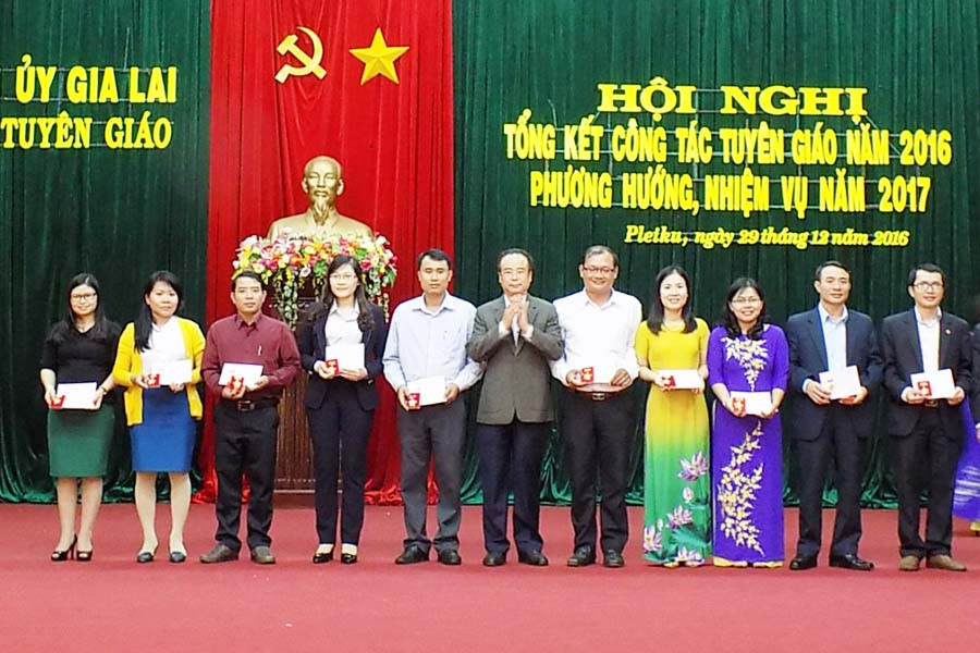 Trao các danh hiệu khen thưởng. Ảnh: T.N Trao các danh hiệu khen thưởng