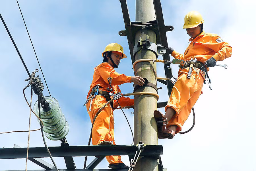 Công ty tập trung nâng cao độ tin cậy cung cấp điện, giảm thiểu thời gian mất điện khách hàng. Ảnh: Đ.T