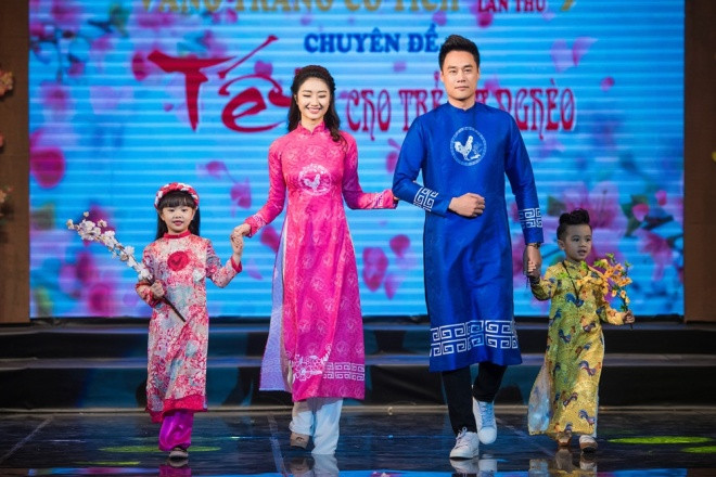 Trong màn diễn thời trang ở chương trình từ thiện ngày 25-12, Thu Ngân gây ấn tượng với chiếc áo dài hồng. Cô đại diện nhà tài trợ trao các phần quà cho học sinh nghèo vượt khó, nạn nhân chất độc da cam. Trong màn diễn thời trang ở chương trình từ thiện ngày 25-12, Thu Ngân gây ấn tượng với chiếc áo dài hồng. Cô đại diện nhà tài trợ trao các phần quà cho học sinh nghèo vượt khó, nạn nhân chất độc da cam.