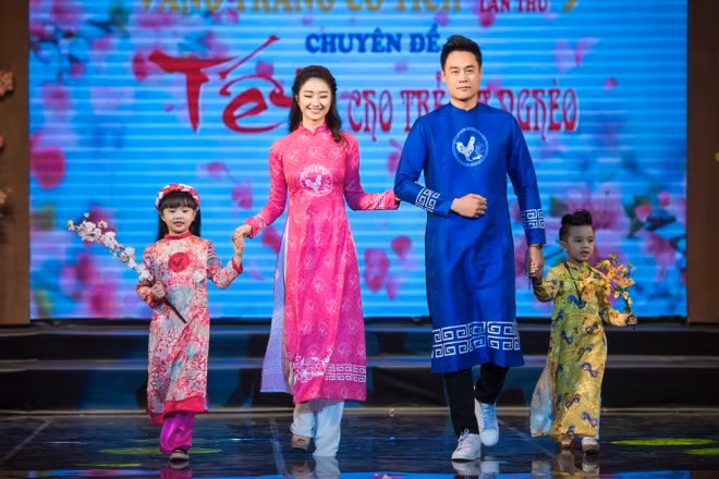 Trong màn diễn thời trang ở chương trình từ thiện ngày 25-12, Thu Ngân gây ấn tượng với chiếc áo dài hồng. Cô đại diện nhà tài trợ trao các phần quà cho học sinh nghèo vượt khó, nạn nhân chất độc da cam.