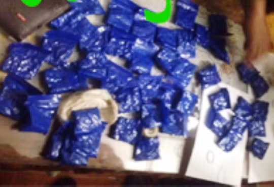 Hơn 12.000 viên ma túy tổng hợp được giấu trong bao gạo trong xe taxi.