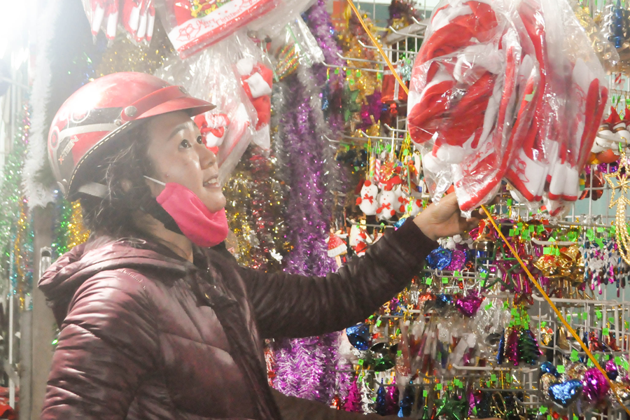 Vòng nguyệt quế, chuông, quả cầu, bông tuyết, dây kim tuyến, tuần lộc, ông già Noel… luôn là lựa chọn hàng đầu của khách hàng. Vòng nguyệt quế, chuông, quả cầu, bông tuyết, dây kim tuyến, tuần lộc, ông già Noel… luôn là lựa chọn hàng đầu của khách hàng.