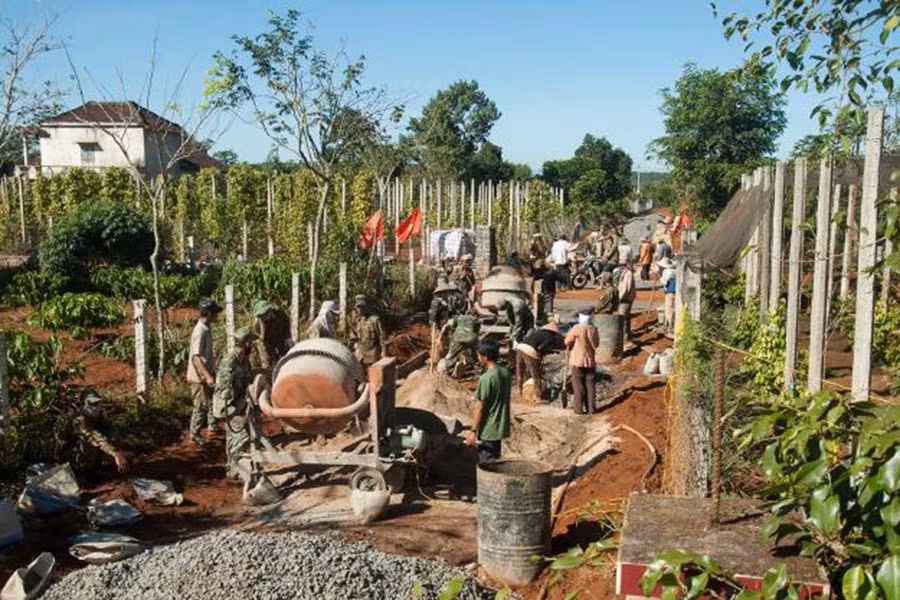  Làm đường giao thông nông thôn tại làng Tiêng 2, xã Tân Sơn Ảnh: T.N