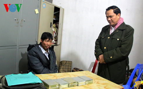 Đối tượng cùng tang vật tại cơ quan Cảnh sát điều tra. Đối tượng cùng tang vật tại cơ quan Cảnh sát điều tra.