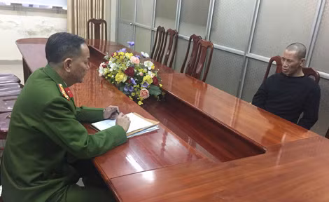 Trùm ma túy Long “cát” tại Cơ quan Công an.Dùng bản chất lưu manh, côn đồ làm cái “uy” để buôn ma túy nên Long “cát” khiến những tội phạm ma túy dù có khét tiếng cũng phải vừa nể, vừa sợ. Không đối tượng nào dám quỵt tiền Long, bởi chỉ cần quỵt một đồng, Long sẽ mang ngay súng, lựu đạn đến tận nhà đòi.