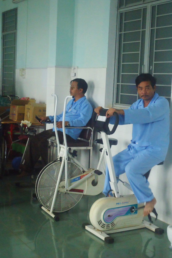 Để điều trị các bệnh về xương khớp có hiệu quả cần kết hợp giữa y học cổ truyền và y học hiện đại. Ảnh: H.S