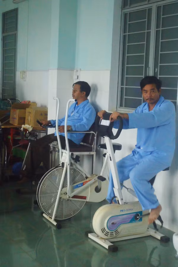 Để điều trị các bệnh về xương khớp có hiệu quả cần kết hợp giữa y học cổ truyền và y học hiện đại. Ảnh: H.S