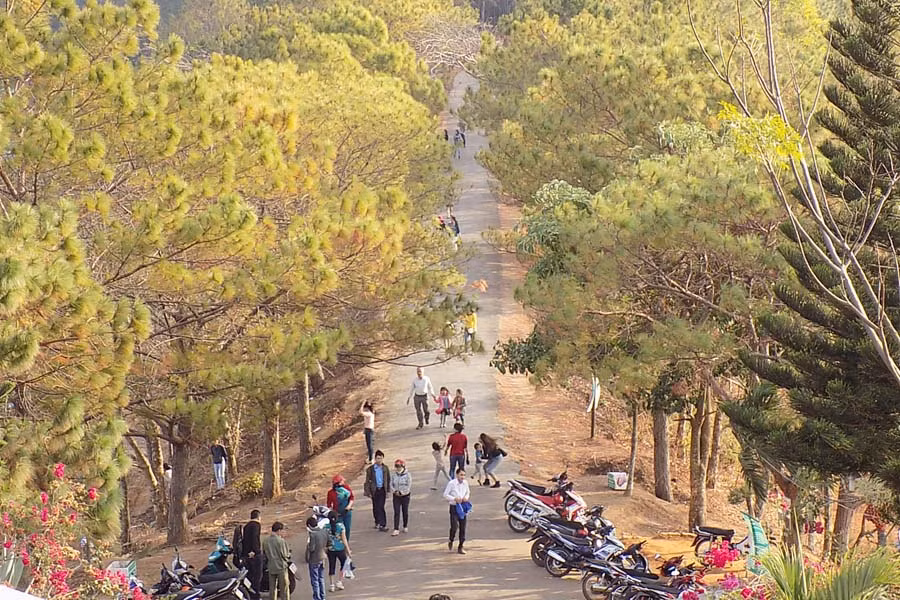  Người và phương tiện tại con đường trung tâm của thắng cảnh Biển Hồ. Ảnh: T.N