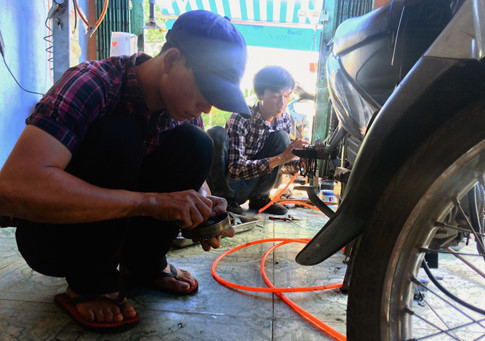 Nhờ sự hỗ trợ từ nhiều nguồn, hiện tại 3 anh em đã mở được tiệm sửa xe khang trang tại Q.Gò Vấp, TP.HCM. Nhờ sự hỗ trợ từ nhiều nguồn, hiện tại 3 anh em đã mở được tiệm sửa xe khang trang tại Q.Gò Vấp, TP.HCM.