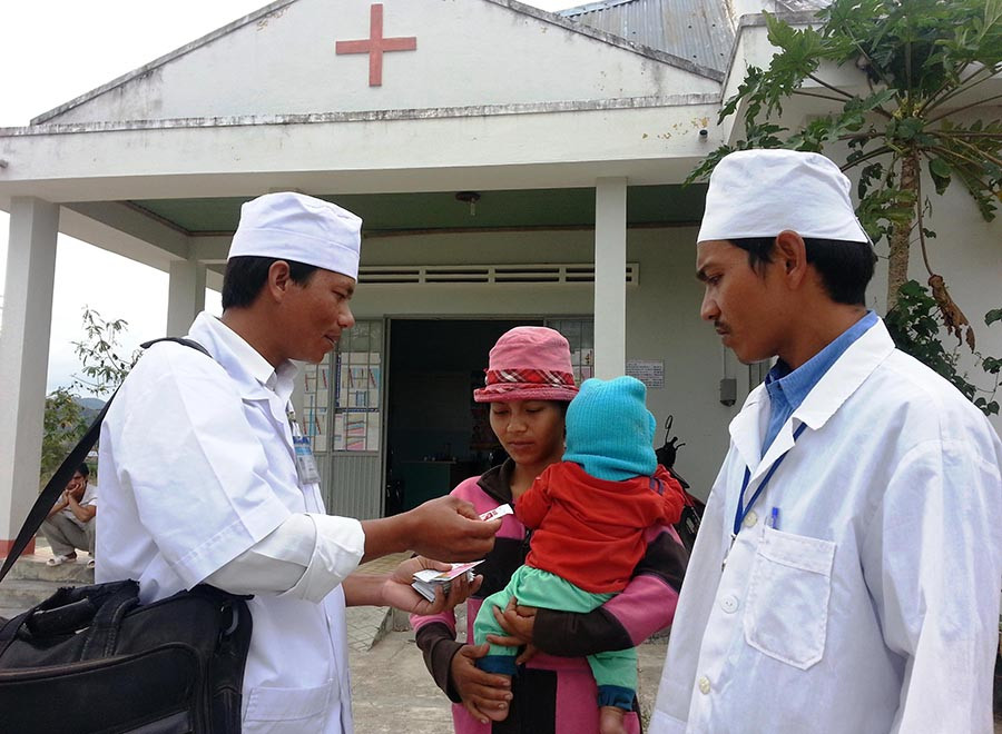 Cán bộ Trạm Y tế xã Ia Mlah giúp người dân phòng-chống dịch bệnh nguy hiểm. Ảnh: T.Đ Cán bộ Trạm Y tế xã Ia Mlah giúp người dân phòng-chống dịch bệnh nguy hiểm. Ảnh: T.Đ