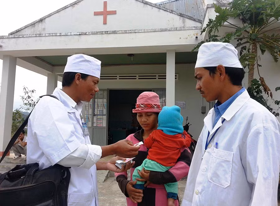 Cán bộ Trạm Y tế xã Ia Mlah giúp người dân phòng-chống dịch bệnh nguy hiểm. Ảnh: T.Đ