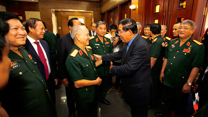 Thủ tướng Hun Sen trò chuyện với đại biểu cựu chiến binh tình nguyện VN làm nghĩa vụ quốc tế tại Campuchia Thủ tướng Hun Sen trò chuyện với đại biểu cựu chiến binh tình nguyện VN làm nghĩa vụ quốc tế tại Campuchia
