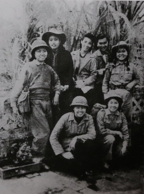 Các cô gái trong đội cứu quốc thành Hoàng Diệu - Ảnh tư liệu Q.V. chụp lại Các cô gái trong đội cứu quốc thành Hoàng Diệu - Ảnh tư liệu Q.V. chụp lại