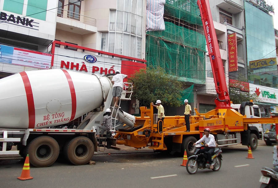  Cần đảm bảo an toàn tại khu vực có công trình xây dựng ở trung tâm đô thị. Ảnh: T.N