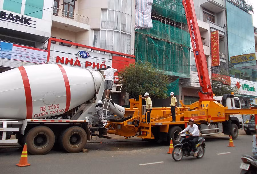  Cần đảm bảo an toàn tại khu vực có công trình xây dựng ở trung tâm đô thị. Ảnh: T.N