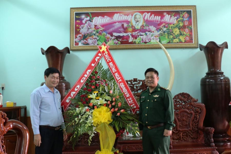 Ông Huỳnh Kiên-Phó Tổng Biên tập phụ trách Báo Gia Lai đã tặng hoa chúc mừng cán bộ, chiến sĩ Bộ Chỉ huy Bộ đội Biên phòng tỉnh nhân ngày 22-12. Ảnh: H.T Ông Huỳnh Kiên-Phó Tổng Biên tập phụ trách Báo Gia Lai đã tặng hoa chúc mừng cán bộ, chiến sĩ Bộ Chỉ huy Bộ đội Biên phòng tỉnh nhân ngày 22-12. Ảnh: H.T