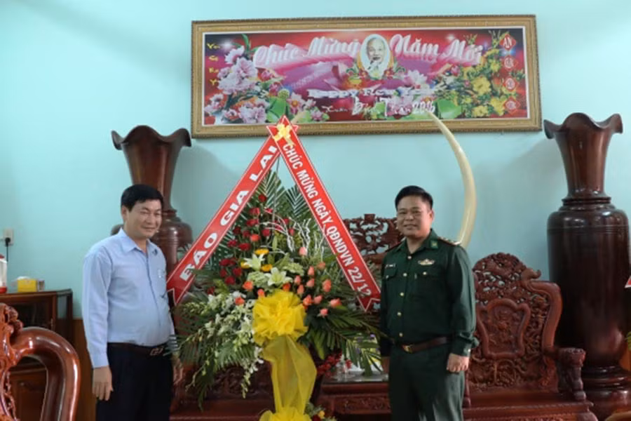 Ông Huỳnh Kiên-Phó Tổng Biên tập phụ trách Báo Gia Lai đã tặng hoa chúc mừng cán bộ, chiến sĩ Bộ Chỉ huy Bộ đội Biên phòng tỉnh nhân ngày 22-12. Ảnh: H.T
