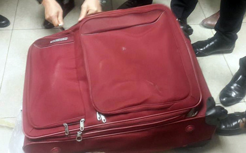 Va li chứa hàng chục cân sừng nghi sừng tê giác. Va li chứa hàng chục cân sừng nghi sừng tê giác.