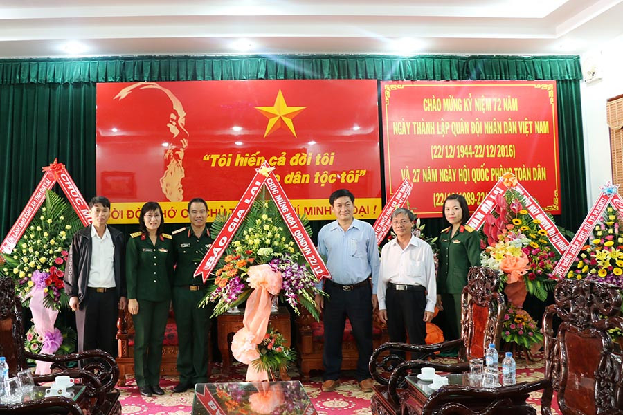 Lãnh đạo Báo Gia Lai tặng hoa chúc mừng cán b ộ, chiến sĩ Binh đoàn 15 nhân ngày 22-12. Ảnh: H.T Lãnh đạo Báo Gia Lai tặng hoa chúc mừng cán b ộ, chiến sĩ Binh đoàn 15 nhân ngày 22-12. Ảnh: H.T