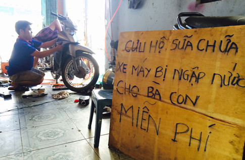 Tấm biển sửa xe miễn phí ngày nào được 3 anh em cất giữ cẩn thận. Tấm biển sửa xe miễn phí ngày nào được 3 anh em cất giữ cẩn thận.