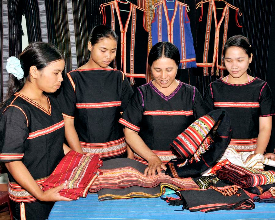 Phụ nữ Bahnar ở Glar vẫn đang giữ gìn và phát huy nghề dệt. Ảnh: Đ.T Phụ nữ Bahnar ở Glar vẫn đang giữ gìn và phát huy nghề dệt. Ảnh: Đ.T