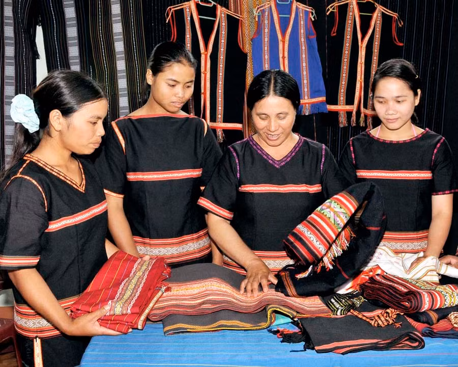  Phụ nữ Bahnar ở Glar vẫn đang giữ gìn và phát huy nghề dệt. Ảnh: Đ.T