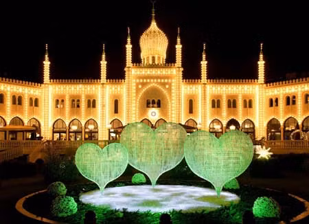 Mở cửa từ năm 1843, đến nay vườn Tivoli, Copenhagen, Đan Mạch vẫn là địa điểm ngắm Giáng sinh được người dân địa phương và du khách yêu thích.