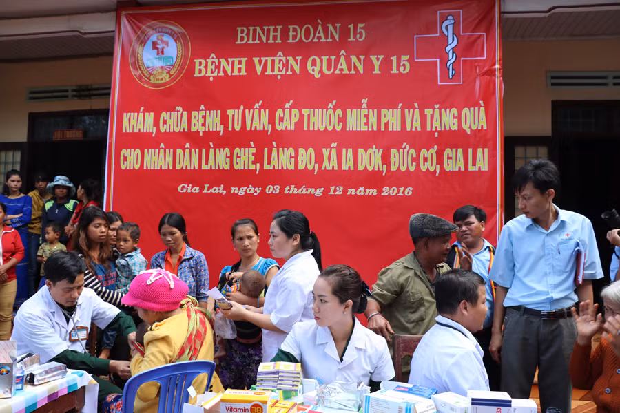 Khám bệnh và cấp thuốc cho bà con. Ảnh: N.D