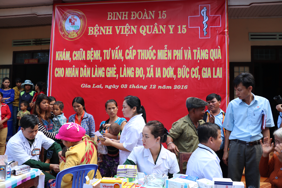 Khám bệnh và cấp thuốc cho bà con. Ảnh: N.D