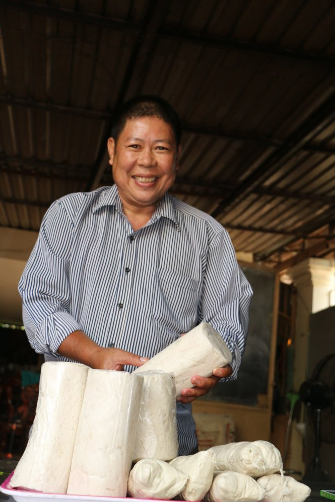 Ông Lê Đầy với món giò chả đặc sản Việt Nam.