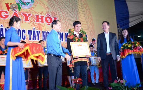 Đoàn viên thanh niên được tuyên dương trong buổi lễ.
